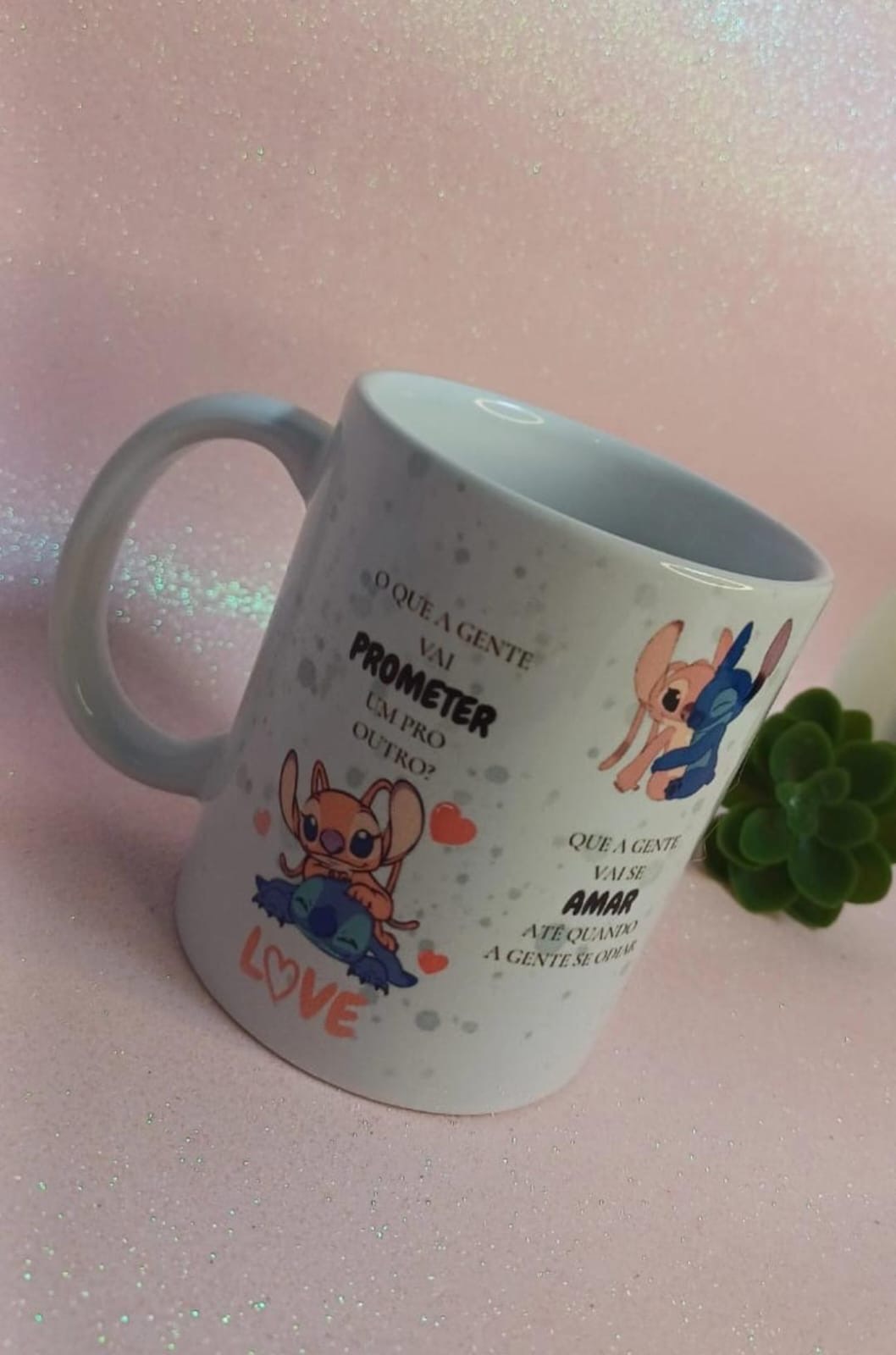 Caneca azul-clara com Stitch e Angel abraçados e a frase O que a gente vai prometer um pro outro
