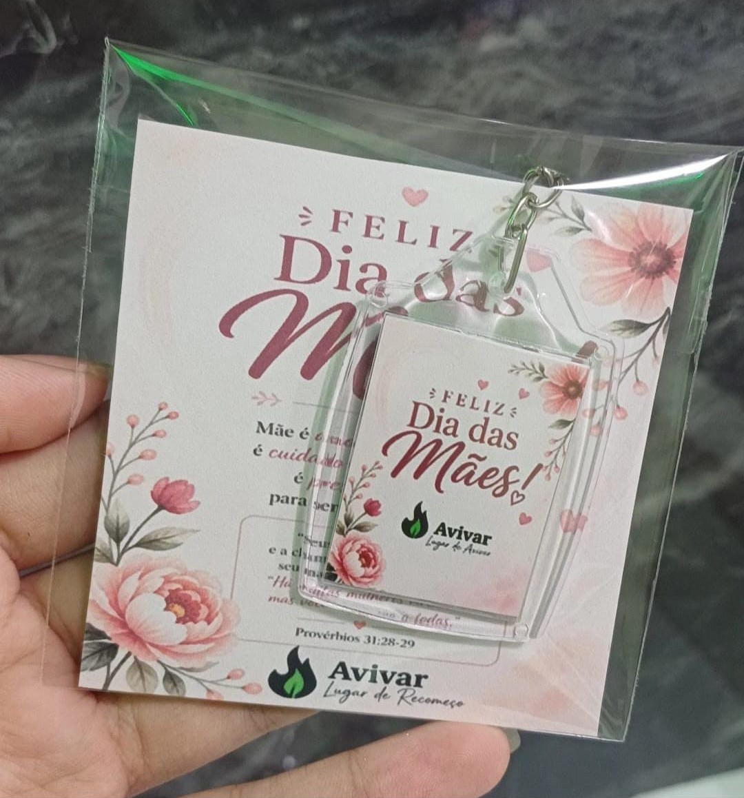 Chaveiro de acrílico Feliz Dia das Mães com flores, preso em cartão com versículo de Provérbios e logo da igreja