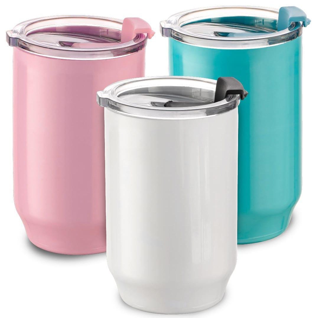 Três copos térmicos com tampa transparente, nas cores rosa, branco e azul-turquesa