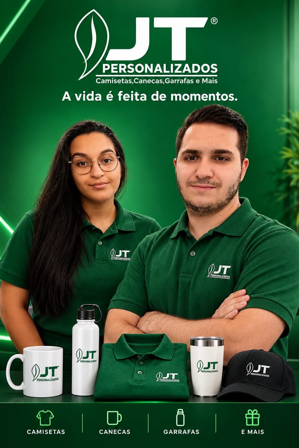 Cartaz da JT Personalizados com o slogan A vida é feita de momentos: Juliana e Thiago de camisa polo verde, atrás de caneca, garrafa, polo, copo térmico e boné com a logo