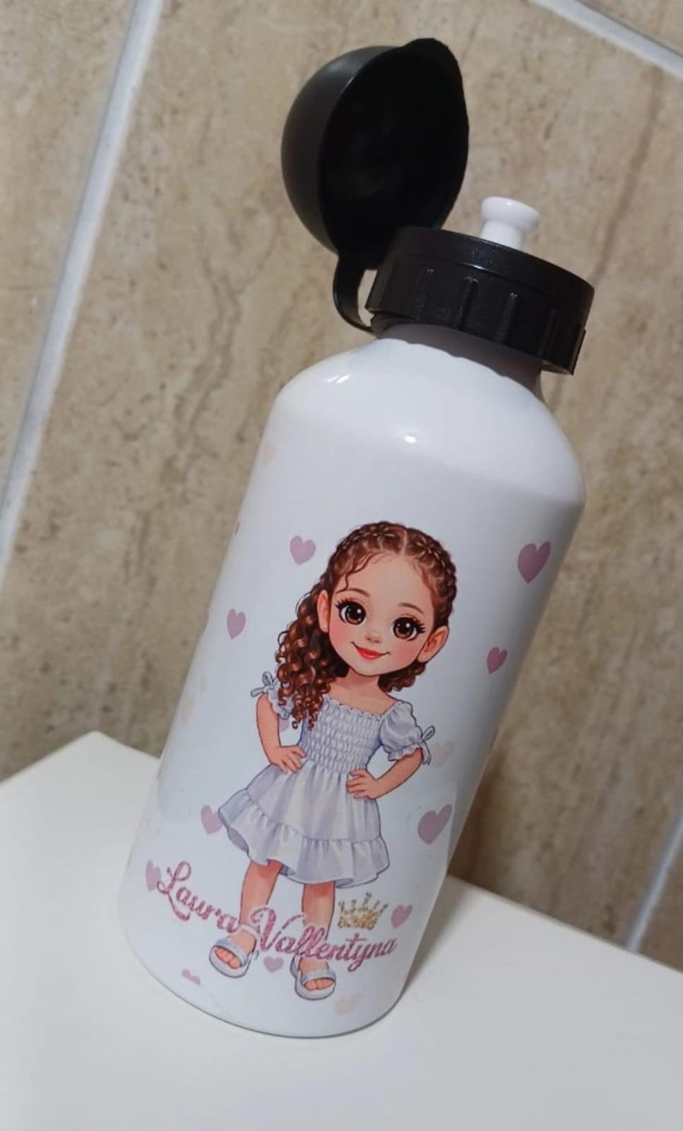 Squeeze branco infantil com desenho de menina de cabelo cacheado e vestido lilás, corações e o nome Laura Vallentyna
