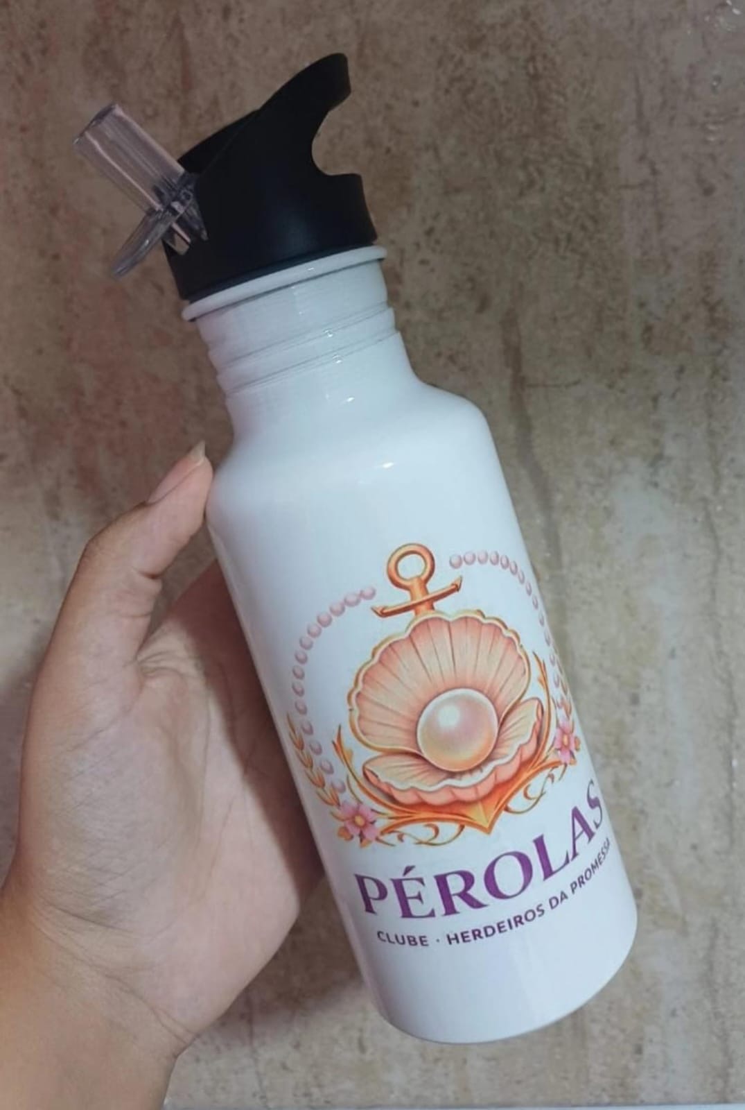 Squeeze branco de alumínio com bico de canudo e a logo do clube Pérolas, uma concha com pérola e âncora